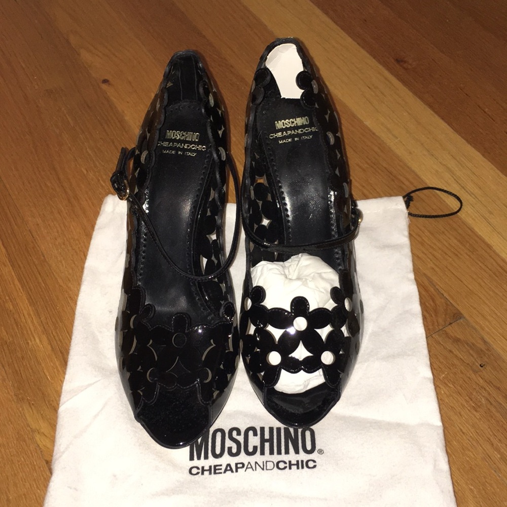 Beautiful patent leather moschino pumps
